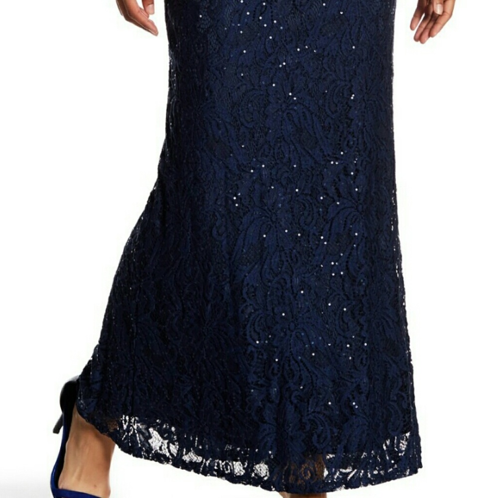 Beautiful Lace Gown - Picture 2 of 6